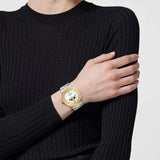 ساعة نسائية من فيرساتشي، تحمل شعار غريكا ومؤشر أطوار القمر، مينا من عرق اللؤلؤ، لونين - VE7G00524